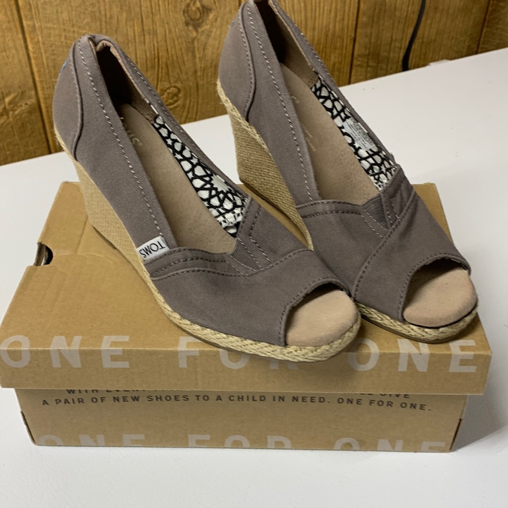 TOMS Classic Wedge / Espadrille Sandals Ash Grey Size 6 NIB